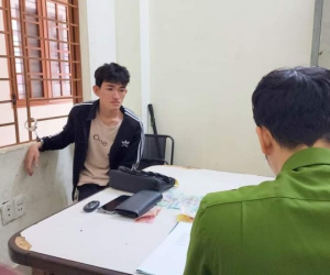 Giật túi xách của người đi chúc Tết, tên cướp định 'làm phước' trả lại giấy tờ cho bị hại thì bị bắt