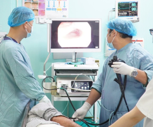 Đột ngột nôn ra máu tươi, người đàn ông phải cấp cứu, thở máy ngay trong Tết