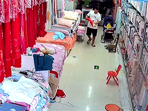 Bố phản xạ 'xuất thần' cứu con gái khỏi ngã lộn xuống sàn