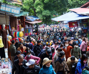 Chùa Hương đông kín khách trong ngày khai hội