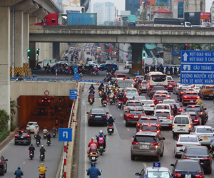 Đường phố Hà Nội náo nhiệt trở lại ngày đầu đi làm sau Tết