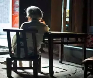 Ngày Tết, nhìn mẹ lủi thủi một mình, tôi không khỏi cay xè mắt