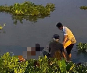 Đi vãn cảnh ven sông ngày Tết, người dân 'kinh hãi' phát hiện thứ trôi nổi trên mặt nước