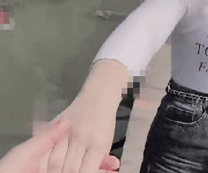 Váy vóc điệu đà đu trend 'chạy về nơi phía em', cô gái muối mặt vì khoảnh khắc sau đó