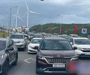 Quốc lộ 1 hướng vào Nam kẹt cứng 10km qua Ninh Thuận