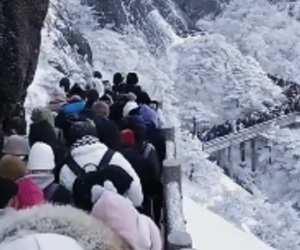 Hàng nghìn du khách 'đóng băng' khi mắc kẹt trên đỉnh núi