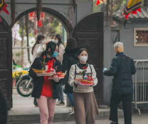 Nam thanh nữ tú 'dập dìu' đi lễ chùa Hà đầu năm mong cầu 'khi về có đôi'