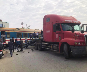 Tàu hỏa tông xe đầu kéo: Nhân viên đóng chắn chậm, không ra hiệu dừng tàu?