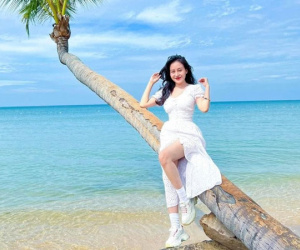 Chẳng còn 'thả rông', bà Tưng nay đi biển ăn mặc ý nhị, khoe dáng 'sương sương' vẫn đẹp đỉnh