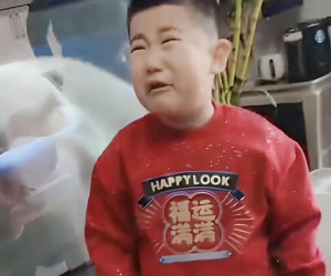 Cậu bé bật khóc thảm thiết vì quà tặng của bố mẹ