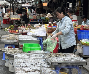 Sắp hết ngày 'mùng', giá một số mặt hàng vẫn còn cao