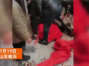 Cô dâu bị nhóm đàn ông lực lưỡng đè lên người ngay trong ngày kết hôn
