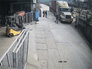 Xe container tháo rơ moóc bị tuột phanh, hành động của tài xế khiến tất cả 'chết lặng'