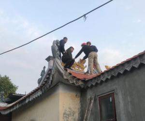 Cảnh sát leo nóc đền khống chế kẻ giết người vì nghĩ 'ma xó theo dõi'