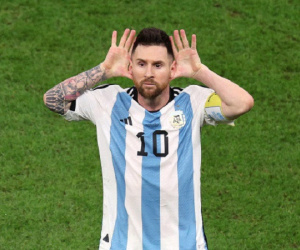 Messi hối hận vì cư xử không phải với Van Gaal và chửi tiền đạo Hà Lan là 'thằng ngu'