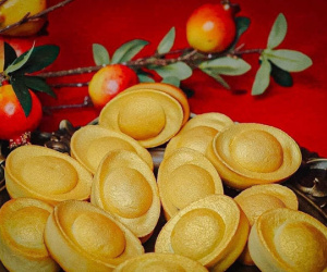 Bánh hình thỏi vàng ăn theo ngày vía Thần Tài hút khách
