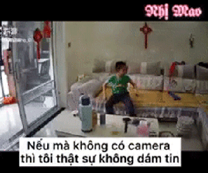 Phát hiện con lười học và thường hay lươn lẹo, bố đặt camera theo dõi nhưng vẫn ngã ngửa khi trông thấy cảnh này