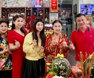 Ngọc Sơn, Lý Hùng và dàn sao mua vàng ngày vía Thần Tài