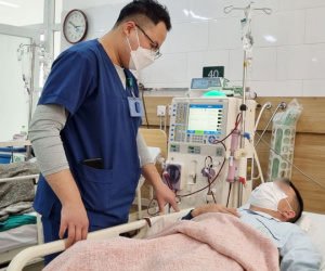 Sau chầu nhậu khai xuân, hàng loạt nam giới phải vào viện vì rượu rởm