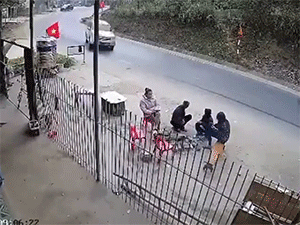 Vào cua tốc độ cao, xe con mất lái tông trúng gia đình ngồi sưởi trước cửa nhà