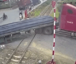 Vụ tàu hỏa tông xe đầu kéo: Giám đốc đơn vị quản lý đường ngang lên tiếng