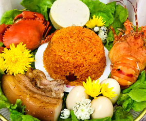 Mâm cỗ cúng Thần Tài tràn ngập tôm hùm, chủ hàng phải từ chối bớt khách