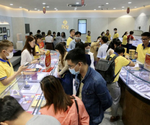 Ngày Thần Tài thay vì mua vào, nhiều người... mang cả vàng cưới đi bán!