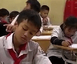 Phát hiện học sinh ngồi bàn cuối lúi húi làm điều này trong giờ kiểm tra, thầy giáo chỉ âm thầm quay clip