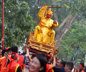 Lễ rước 'vua chúa sống' ở ngoại thành Hà Nội