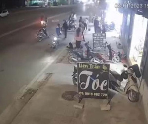 Clip: Mắc lỗi nguy hiểm, nữ tài xế lái xe máy điện bị tông cực mạnh, 2 người nằm gục