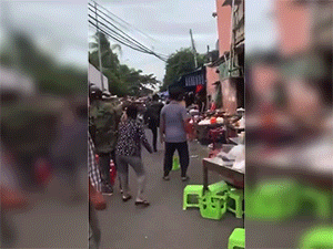 Kinh hoàng người đàn ông tưới xăng tự thiêu giữa chợ