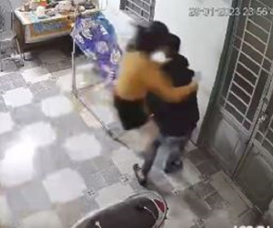Vợ đón chồng trở về nhà lúc 12h đêm bằng màn 'tung cước' cực dứt khoát gây tranh cãi dữ dội