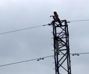 CLIP: Giải cứu cô gái nghi 'ngáo đá', khỏa thân ngồi vắt vẻo trên cột điện cao thế