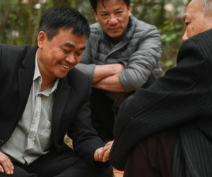 Cười phì khi thầy bói phán khách về xem lại chuyện tình cảm vợ chồng
