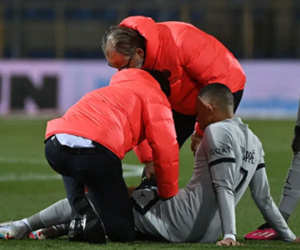 Mbappe đá hỏng 2 quả phạt 11m, dính chấn thương rời sân