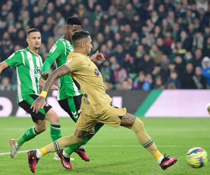 Thắng trận thứ 9 liên tiếp, Barca bỏ xa Real 8 điểm
