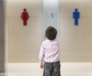 Bà mẹ Trung Quốc gây bão mạng vì cho con trai 6 tuổi vào toilet nữ, còn chửi mắng không tiếc lời người góp ý