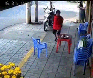 Chở con đi học về, ông bố quên một chi tiết khiến gia đình mất đi món tài sản có giá trị