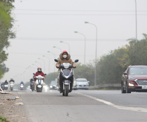Bất chấp nguy hiểm, loạt xe máy vẫn đi vào cao tốc Đại lộ Thăng Long