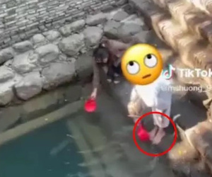 Đi Giếng Ngọc xin lộc đầu năm, ai nấy phẫn nộ vì cô gái vô duyên