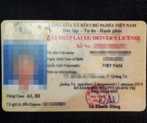 Người phụ nữ đi thi bằng lái ô tô, lộ ra bằng lái xe máy giả