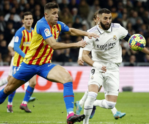 Ghi 2 bàn trong 2 phút, Real kiên trì bám đuôi Barca