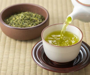 Thanh lọc cơ thể bằng trà xanh, nước dừa