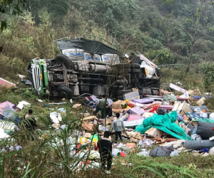 Xe tải mất phanh lao xuống vực sâu ở Hà Giang, nhiều người bị thương