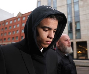 Nội bộ chia rẽ, Man United khó xử với Greenwood