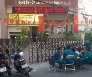 Đã xác định người tử vong, nghi nhảy lầu trong sân UBND phường