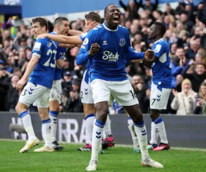 Arsenal thúc thủ trước Everton, nguy cơ bị Man City thu hẹp khoảng cách còn 2 điểm