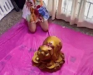 Đập heo đất bố nuôi suốt 28 năm, con gái 'vỡ òa' khi chứng kiến thành quả