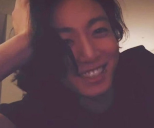 Jungkook (BTS) vô tình cứu 1 cô gái khỏi vụ quấy rối nhờ livestream