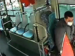 Đang lái xe buýt, tài xế bỏ cả tay lái lao xuống đường làm một việc ý nghĩa